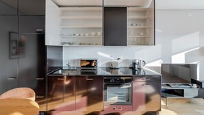 Una cocina moderna con horno integrado, cafetera y tostadora.