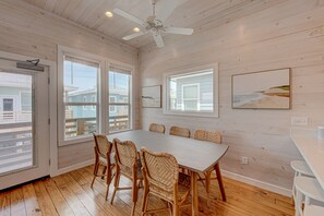Dining - Private Pool/3BR/EV Charger/Walk to the Beach (Port Aransas)