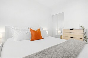 3 bedrooms, iron/ironing board, internet, bed sheets