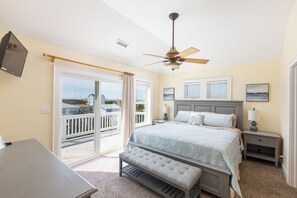 6 bedrooms, desk, iron/ironing board, free WiFi