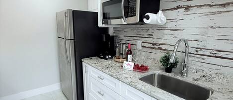 冷蔵庫、電子レンジ、コンロ、コーヒー / ティーメーカー