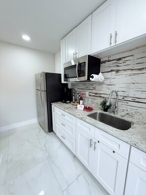 Réfrigérateur, four à micro-ondes, surface de cuisson, cafetière-théière