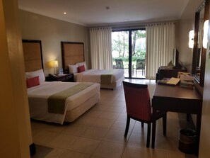 Premier-Doppel- oder -Zweibettzimmer, Blick auf den Golfplatz | Hochwertige Bettwaren, Daunenbettdecken, Minibar, Zimmersafe