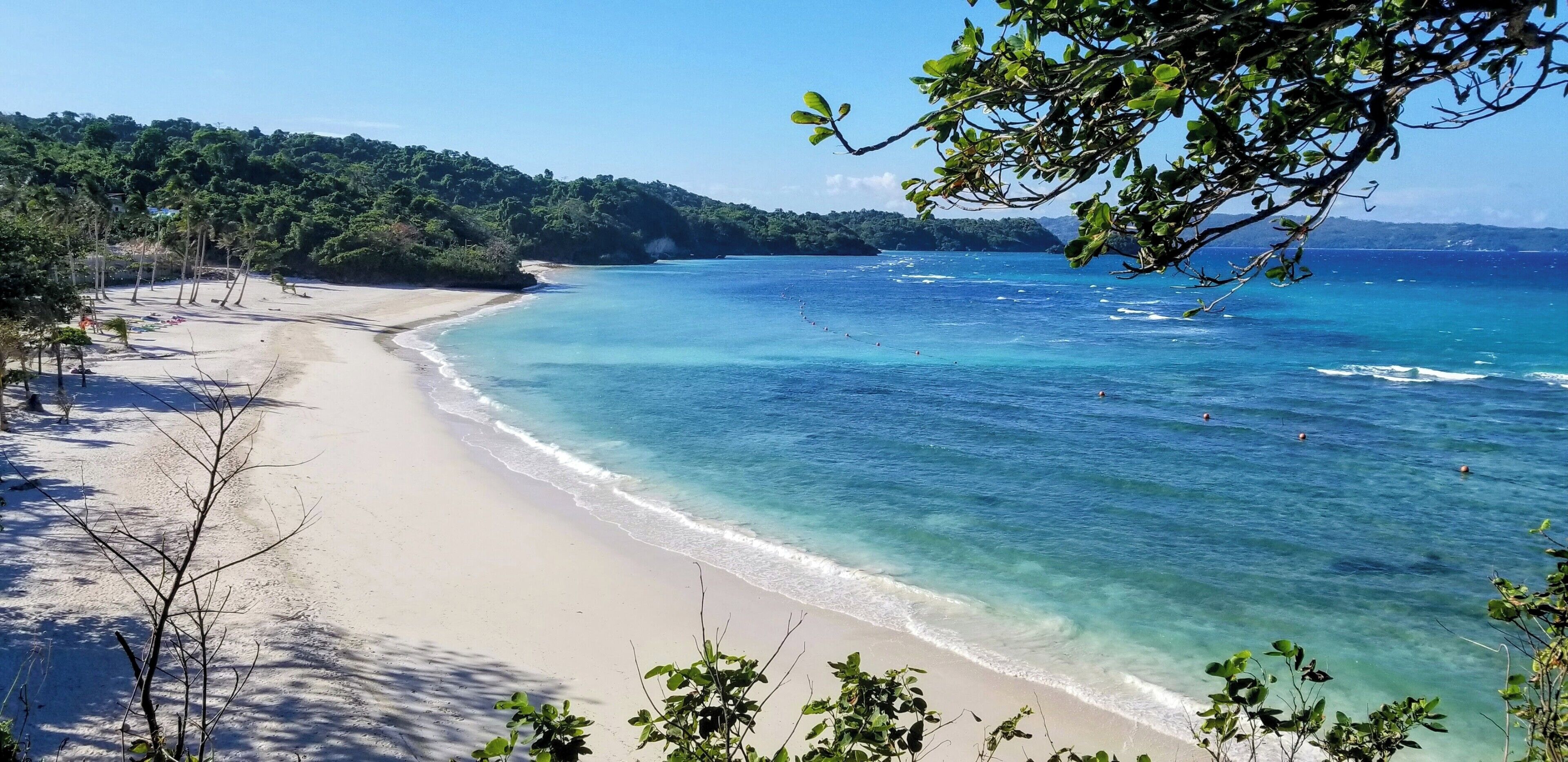 Privat strand, hvit sand, strandtelt (inkludert) og solsenger