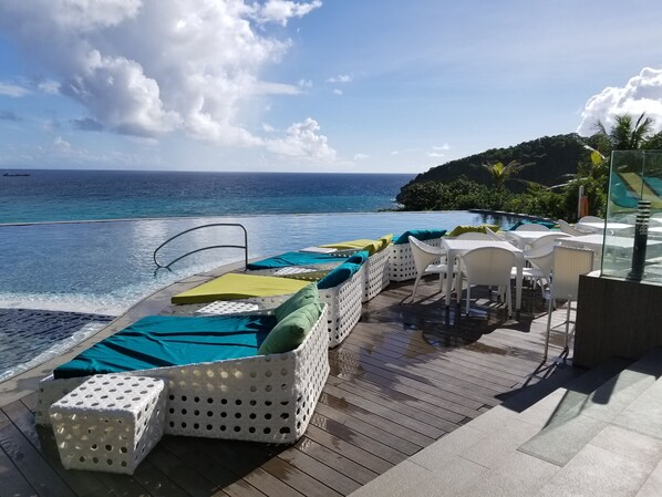 7 outdoor pools, free pool cabanas, pool umbrellas