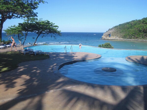 7 Außenpools, Cabañas (kostenlos), Sonnenschirme