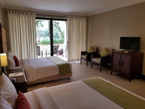 Premier-Doppel- oder -Zweibettzimmer, Blick auf den Golfplatz | Hochwertige Bettwaren, Daunenbettdecken, Minibar, Zimmersafe
