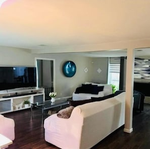 Smart TV, chimenea y estéreo 