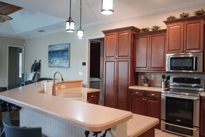 Microondas, horno, parrilla de estufa y lavavajillas