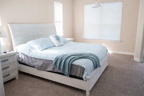 4 室のベッドルーム、デスク、アイロン / アイロン 台、WiFi