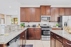 Réfrigérateur, four à micro-ondes, un four, surface de cuisson