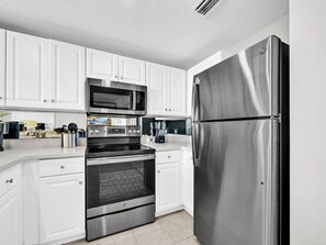 Een koelkast, een magnetron, een oven, een kookplaat