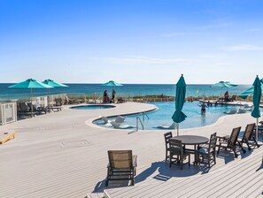 A heated pool - 🌅 Chasing Sunsets | Harbor & Gulf Views | FREE Parasailing ☀️ (Destin)