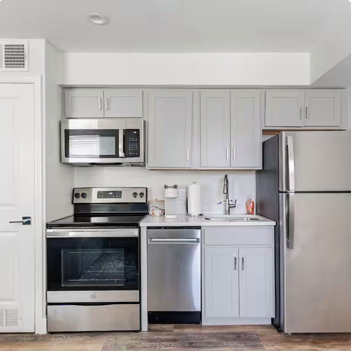 Refrigerador, microondas, horno y parrilla de estufa 