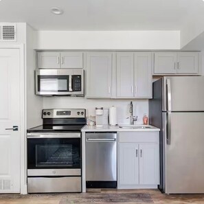 Refrigerador, microondas, horno y parrilla de estufa