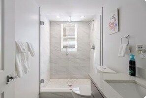 Hiustenkuivaaja, pyyhkeet, saippua, sampoo