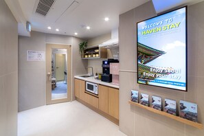 Frigobar, microondas, utensilios de cocina