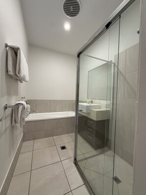 Een douche, een haardroger, een bidet, handdoeken