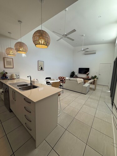 Modern Holiday Home Prime Birtinya Location Near Hospitals and Beaches