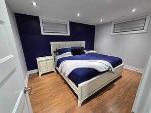 2 عدّة غرف نوم ومكواة/لوح كي وواي فاي وملاءات أسرّة