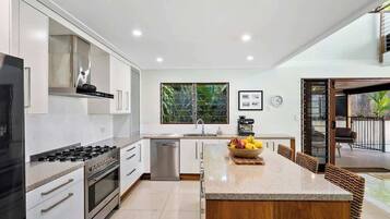 ثلاجة، ميكروويف، فرن، موقد طهي مسطح