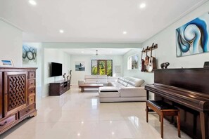 Televisión y oficina 