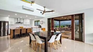 ثلاجة، ميكروويف، فرن، موقد طهي مسطح