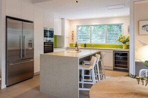 Réfrigérateur, four à micro-ondes, un four, surface de cuisson