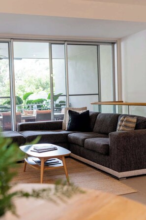 Téléviseur, bureau