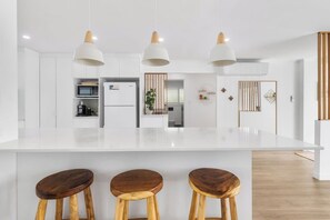 ثلاجة، ميكروويف، فرن، موقد طهي مسطح