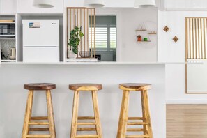 Geladeira, micro-ondas, fogão, cooktop