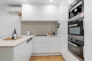 ثلاجة، ميكروويف، فرن، موقد طهي مسطح