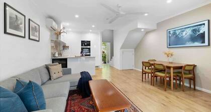 Little Cove Gem - Walking distance to the beach!