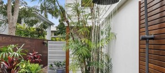 Walking distance to beach….Sunshine Beach Gem