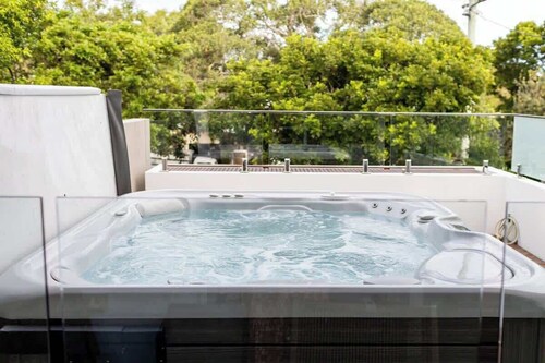 Walking distance to beach….Sunshine Beach Gem