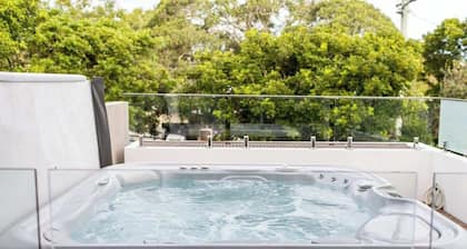 Walking distance to beachâŠ.Sunshine Beach Gem