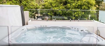 Walking distance to beach….Sunshine Beach Gem