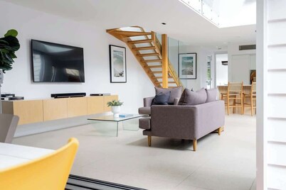 Walking distance to beach….Sunshine Beach Gem