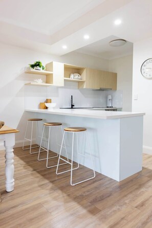 ثلاجة، ميكروويف، فرن، موقد طهي مسطح