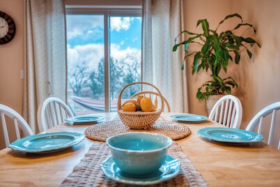 Coral Vista Retreat! Pool & hot tub! Close to Zion National Park & Bryce Canyon.