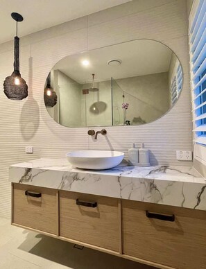 Shower, hair dryer, towels