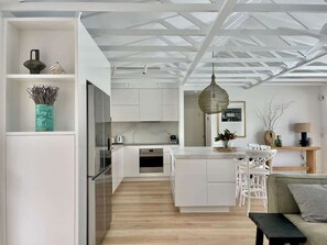 ثلاجة، ميكروويف، فرن، موقد طهي مسط�ح