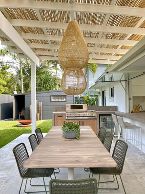 تناول الطعام بالخارج