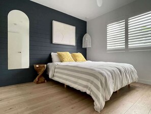 4 bedrooms, iron/ironing board, WiFi, bed sheets