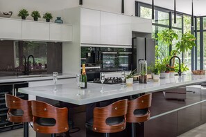 Réfrigérateur, four à micro-ondes, un four, surface de cuisson