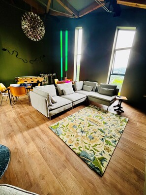 تلفزيون ذكي، ألعاب فيديو، مكتب