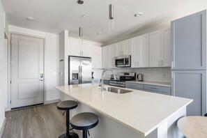 Réfrigérateur, four à micro-ondes, un four, lave-vaisselle