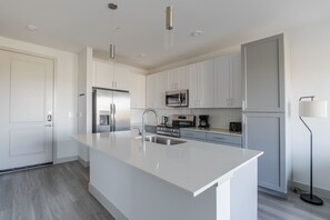 Réfrigérateur, four à micro-ondes, un four, lave-vaisselle