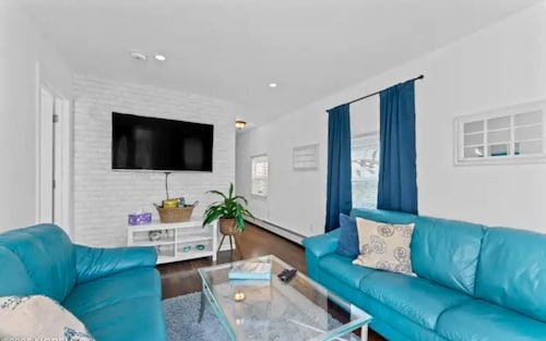 4-bedroom cozy beach house