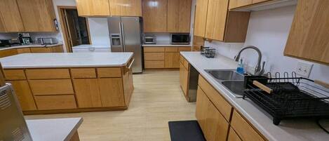 Geladeira, micro-ondas, fogão, cooktop